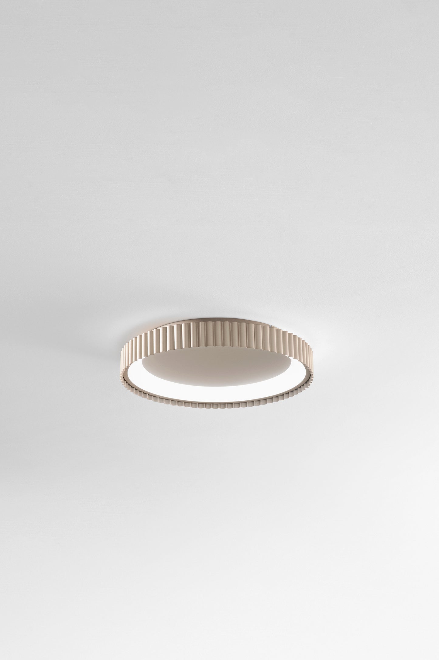 Plafoniera LED NIKE oro in metallo, CCT, Ø 39cm.