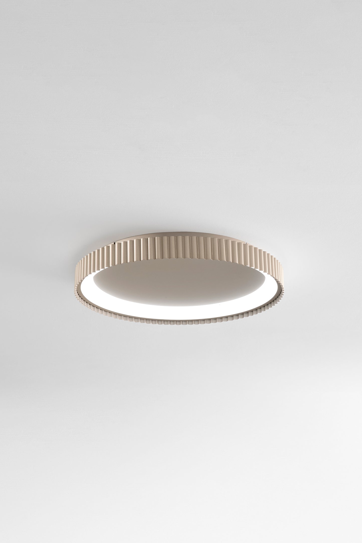 Plafoniera LED NIKE oro in metallo, CCT, Ø 49cm.