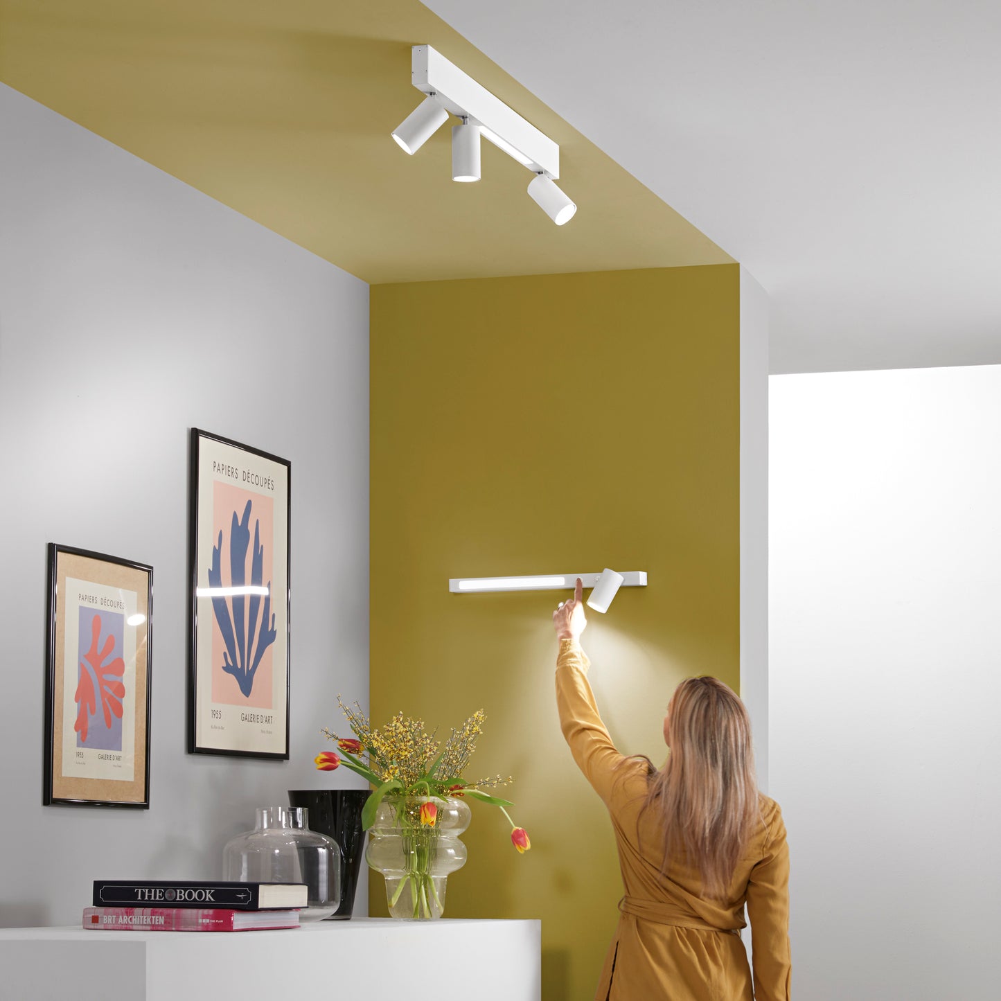Plafone LED ORIENTED in metallo bianco con 1 faretto e 1 striscia LED, CCT, 50 cm.