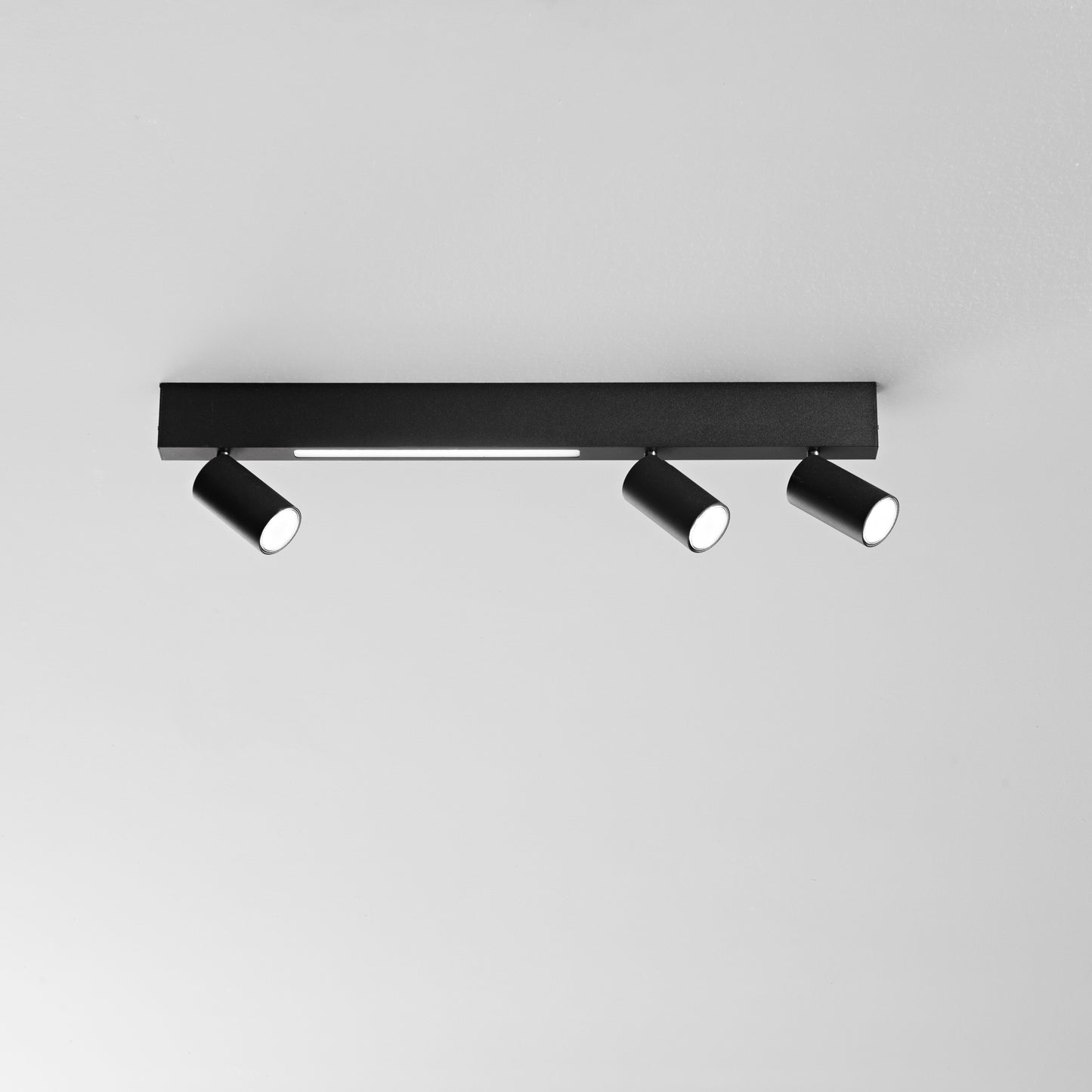 Plafone LED ORIENTED in metallo nero con 3 faretti e 1 striscia LED, CCT, 70 cm.