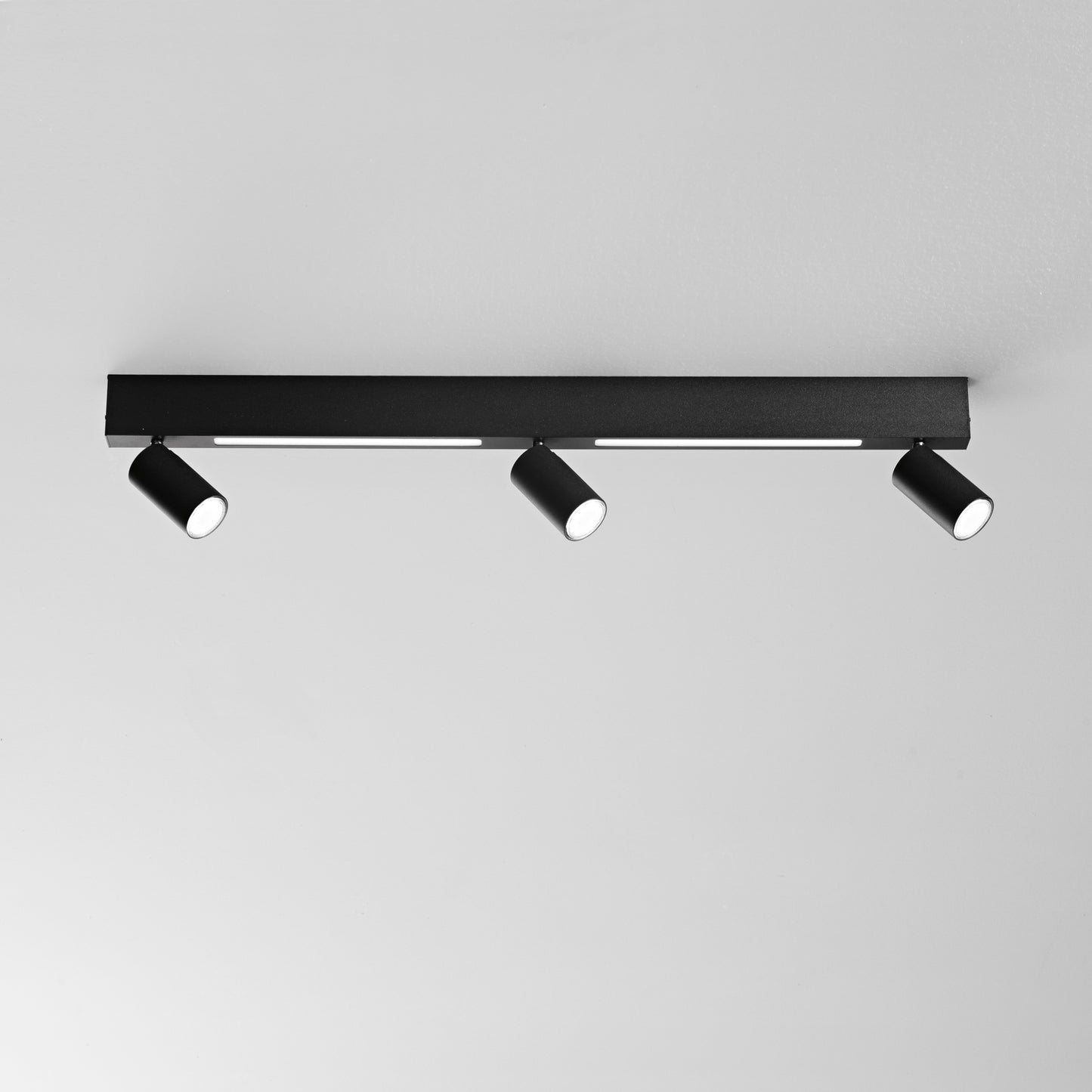 Plafone LED ORIENTED in metallo nero con 3 faretti e 2 striscia LED, CCT, 90 cm.