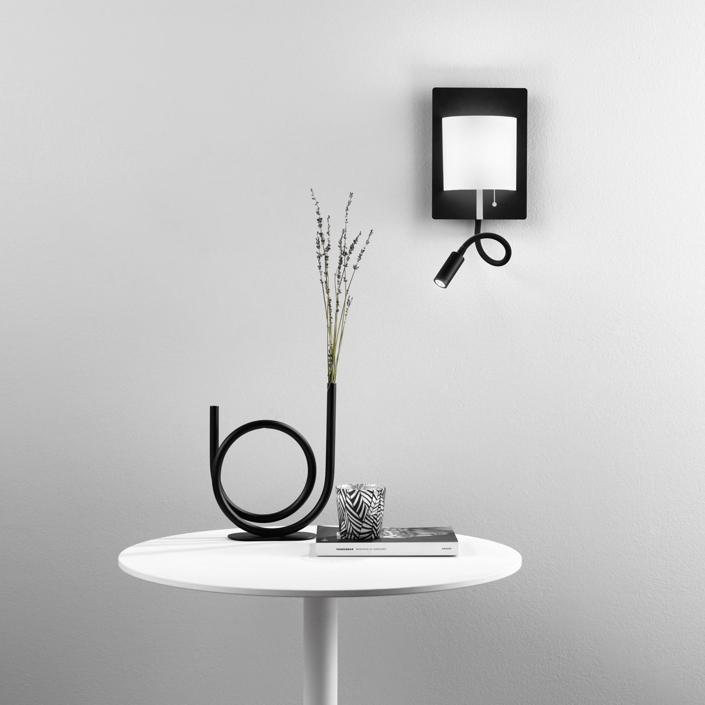 Applique LED POP in metallo nero con paralume bianco e braccio flessibile
