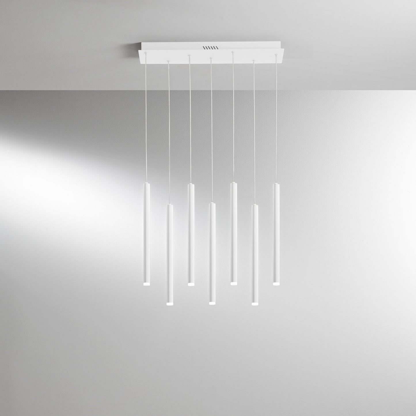 Sospensione LED PYPE a 7 pendenti in metallo bianco, CCT