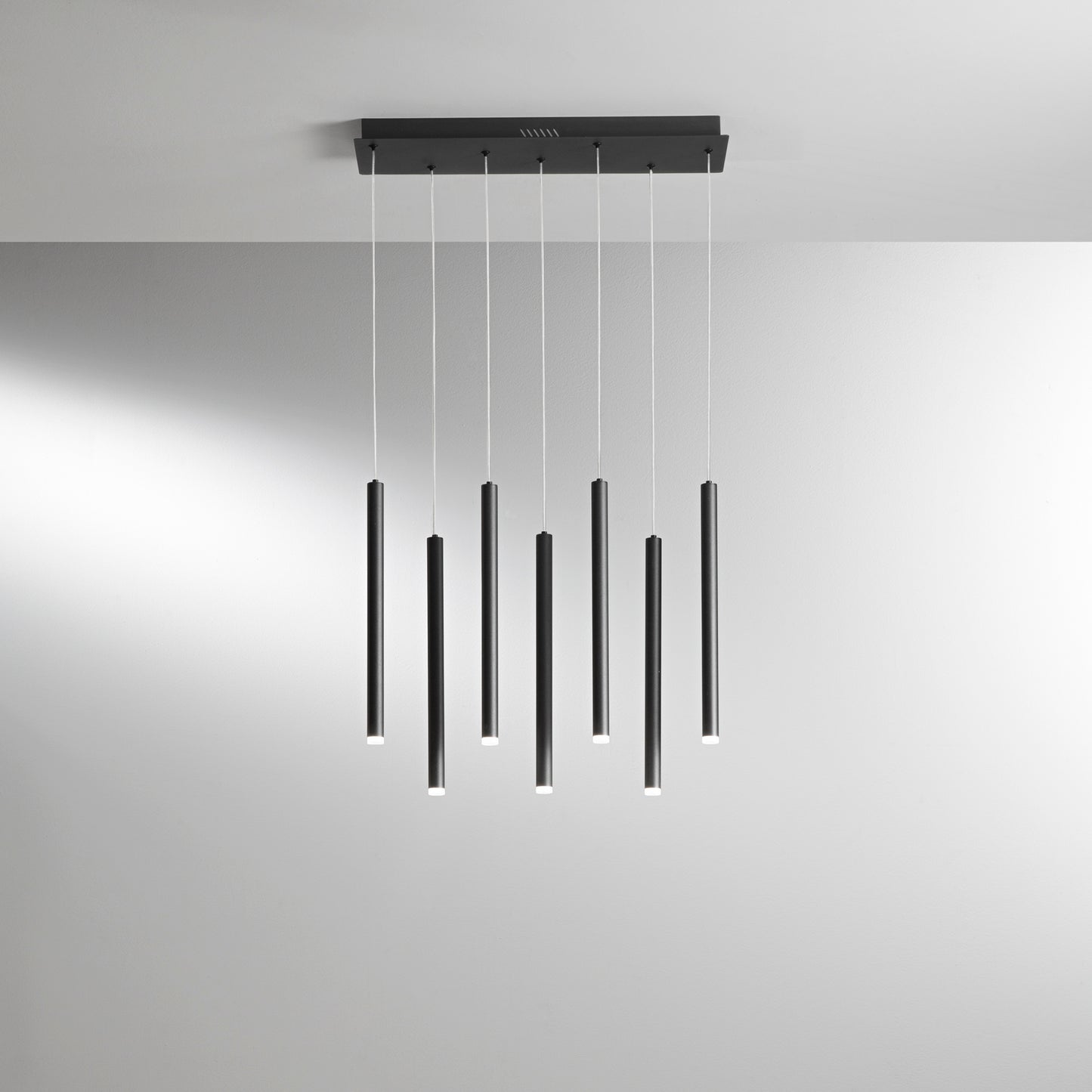 Sospensione LED PYPE a 7 pendenti in metallo nero, CCT