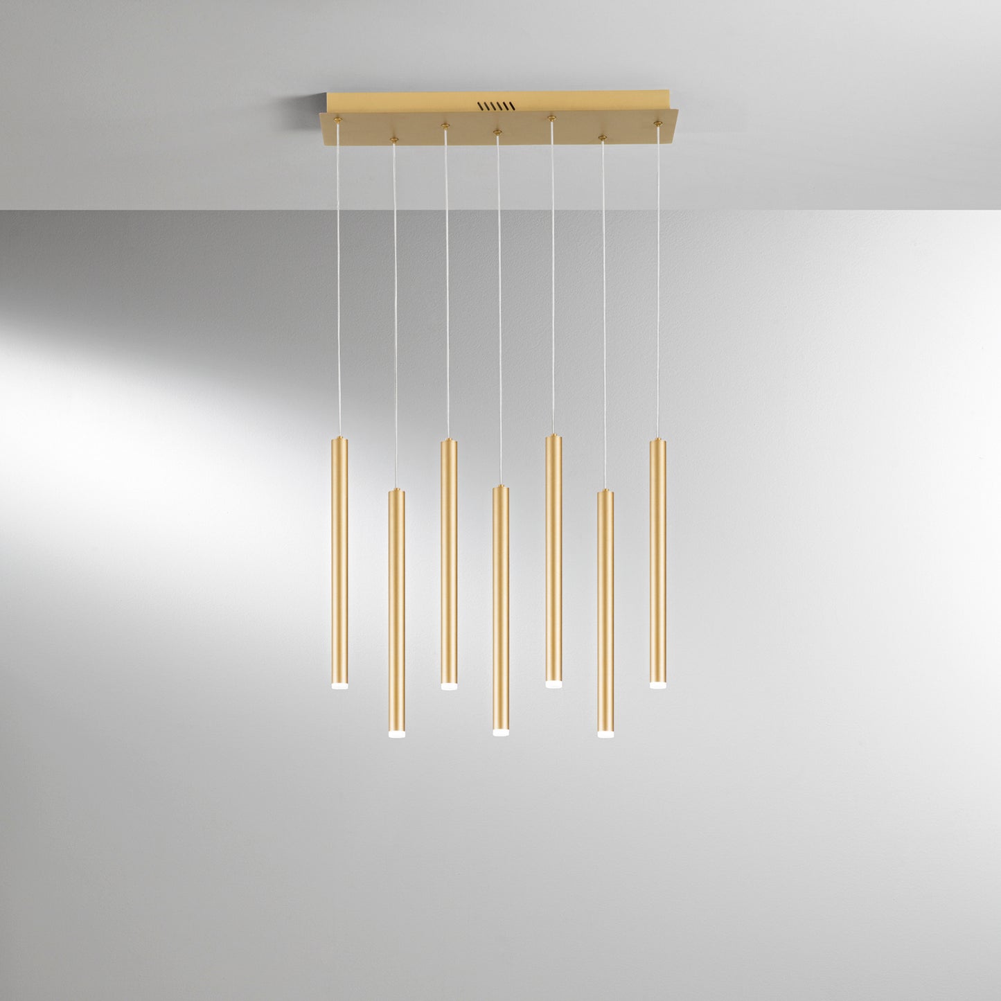 Sospensione LED PYPE a 7 pendenti in metallo oro, CCT