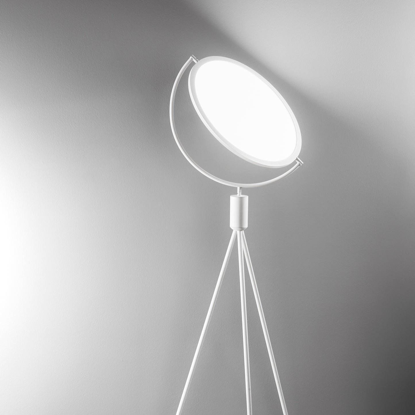 Piantana LED RADAR in metallo bianco con diffusore orientabile, CCT
