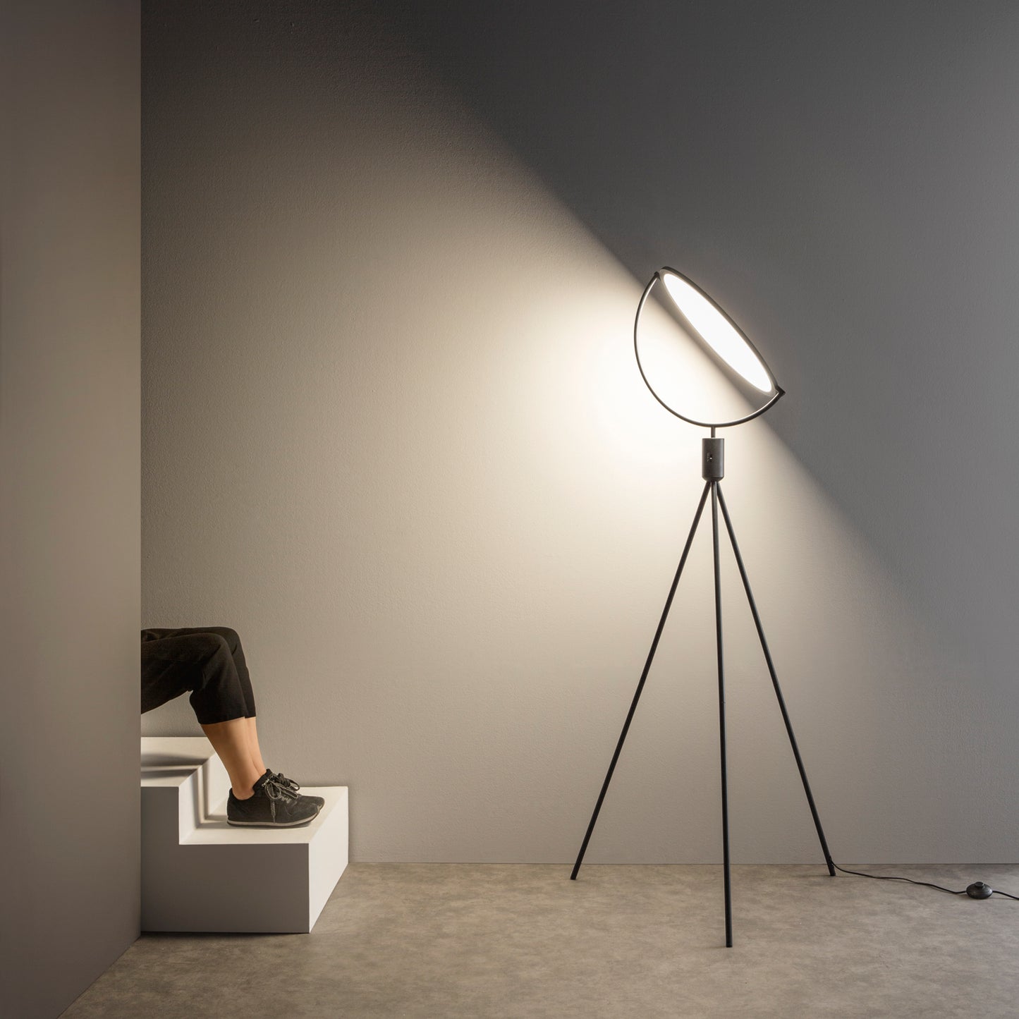 Piantana LED RADAR in metallo nero con diffusore orientabile, CCT