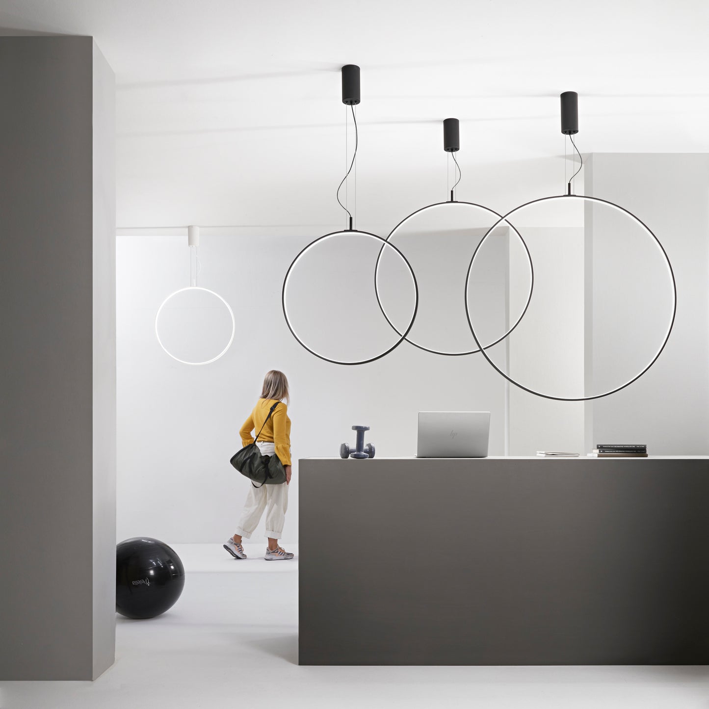 Sospensione LED TOORX in alluminio bianco, CCT, Ø 80 cm.