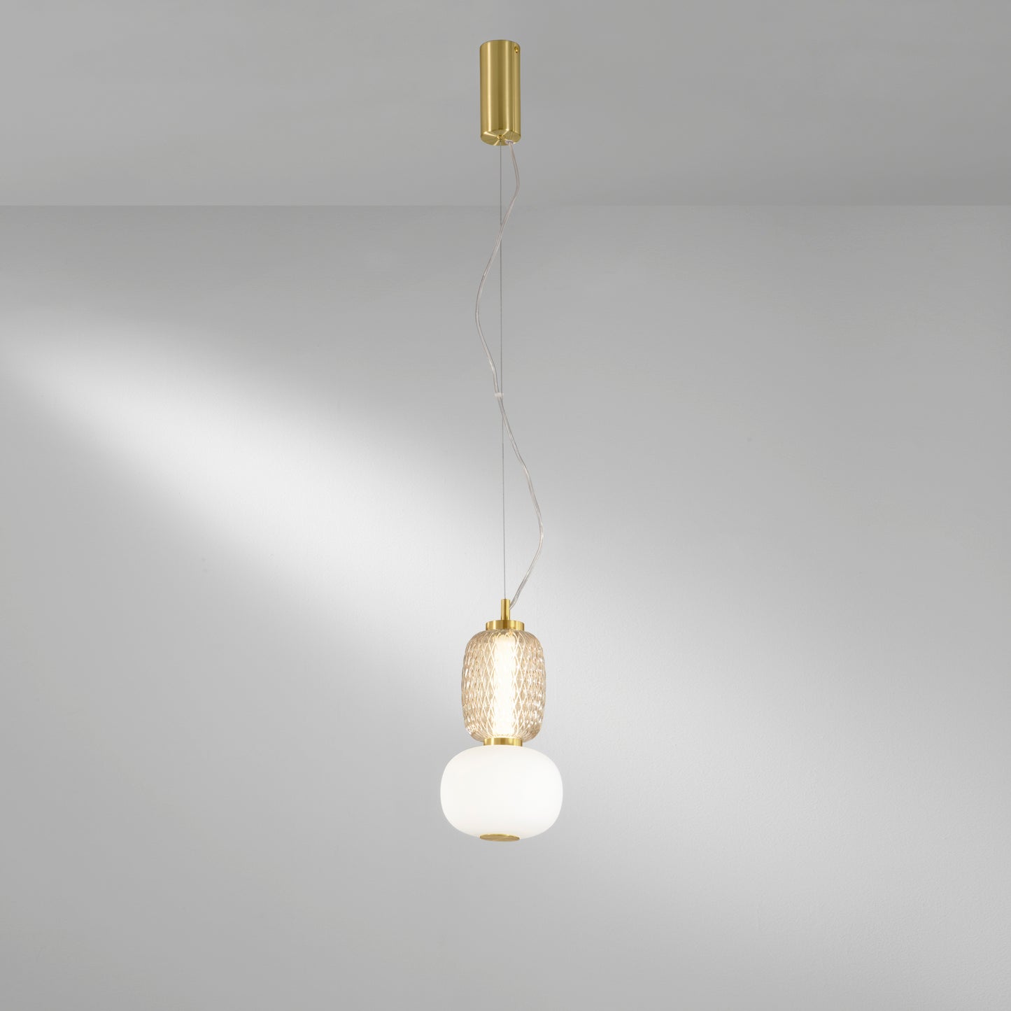 Sospensione LED TOTEM in metallo oro con 1 diffusore bianco e ambra 3000K