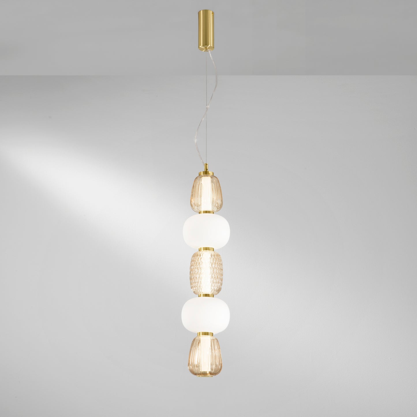 Sospensione LED TOTEM in metallo oro con 3 diffusori bianchi e ambra 3000K