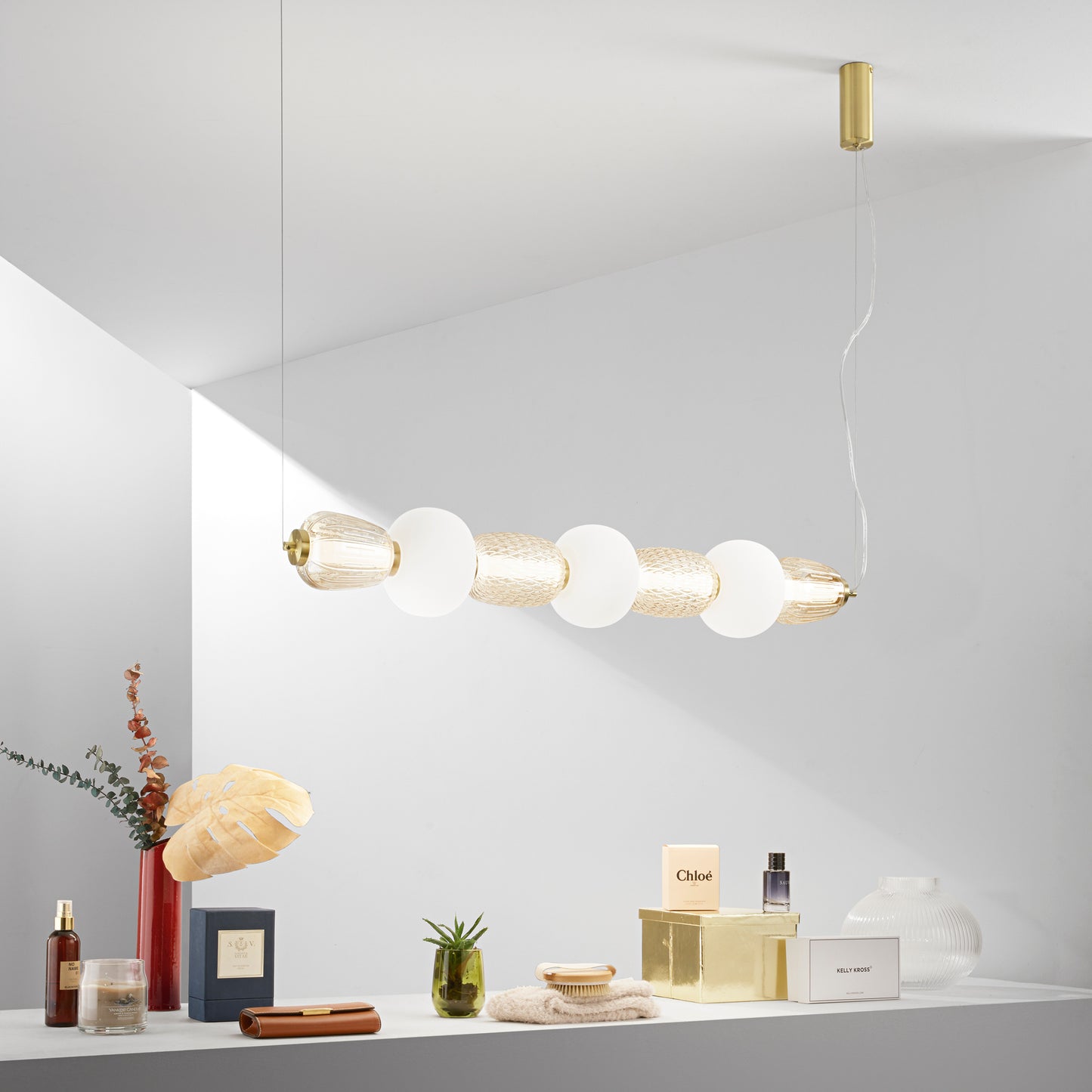 Sospensione LED TOTEM in metallo oro con 4 diffusori bianchi e ambra 3000K
