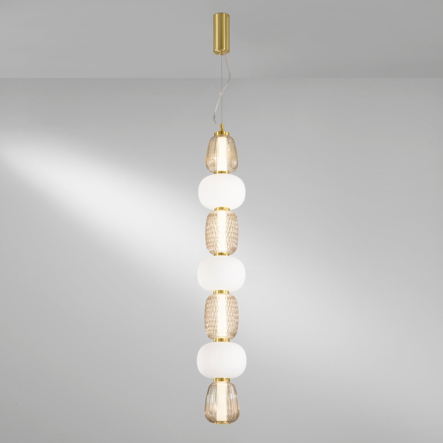 Sospensione LED TOTEM in metallo oro con 4 diffusori bianchi e ambra 3000K