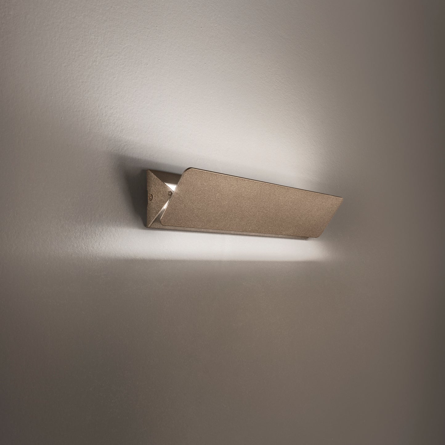 Applique LED AILERON in alluminio bronzo con diffusore orientabile