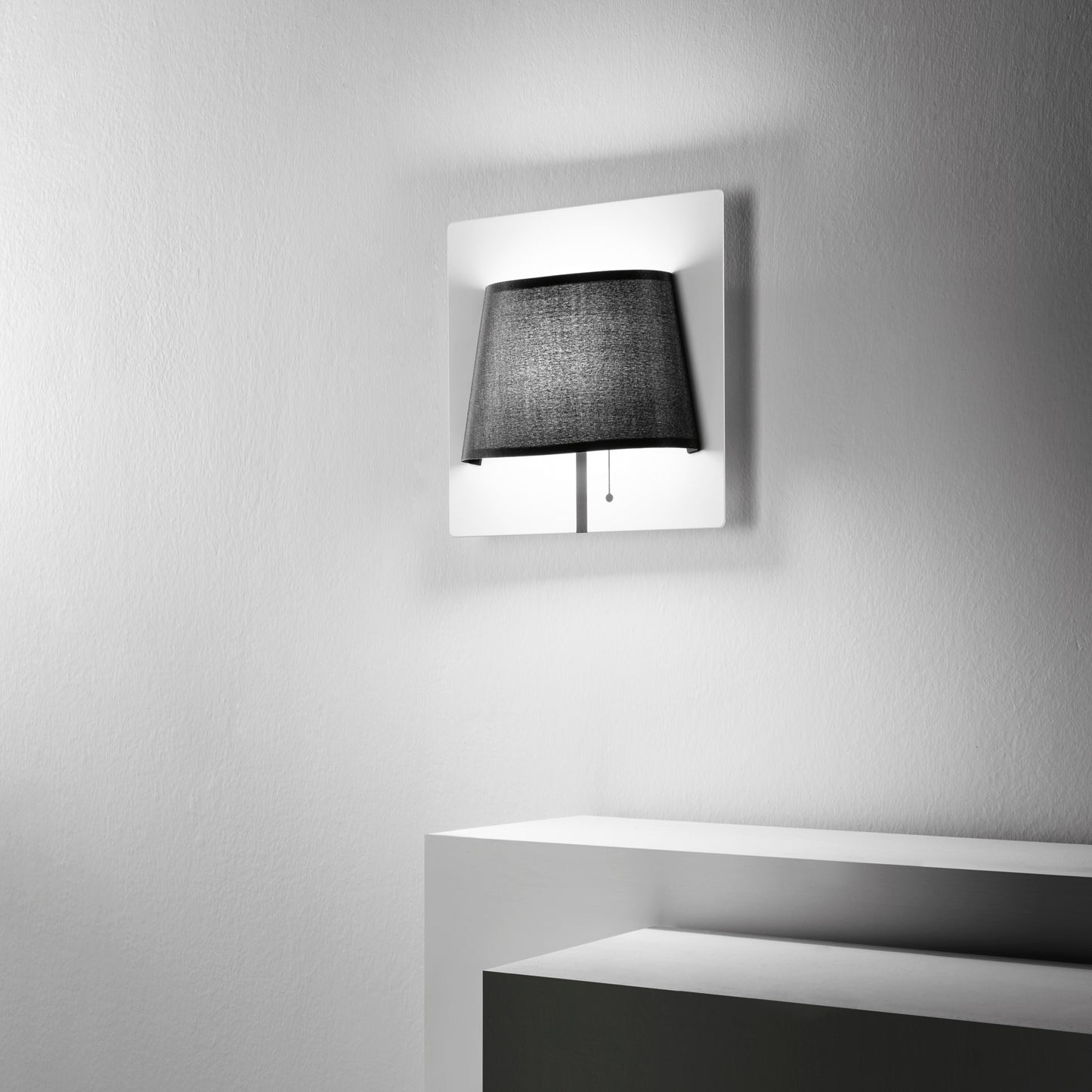 Applique LED WHAROL in metallo nero e paralume bianco 4000K (luce naturale)