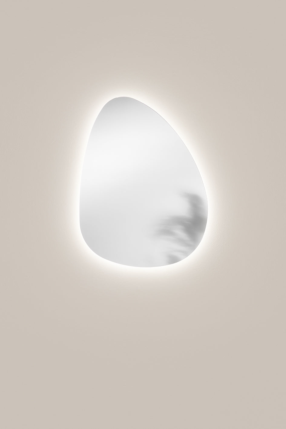 Specchio DROP dal design a goccia con illuminazione a LED, CCT 2 temperature, pellicola antideflagrante, 60 x 80 cm.