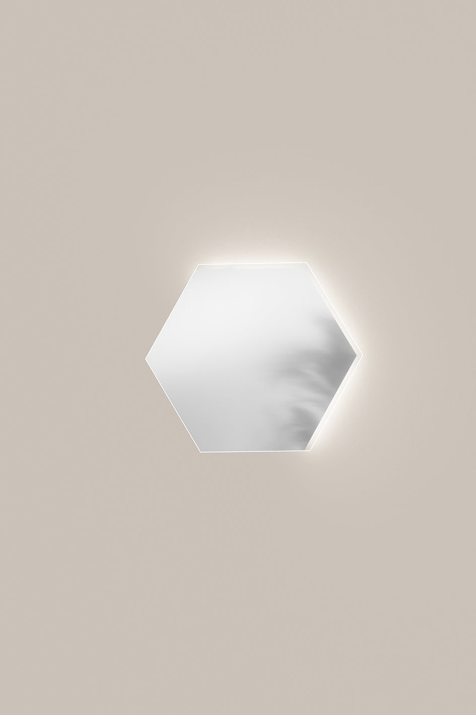 Specchio EXA esagonale con illuminazione a LED, bordo satinato, CCT 2 temperature, pellicola antideflagrante, 60 cm