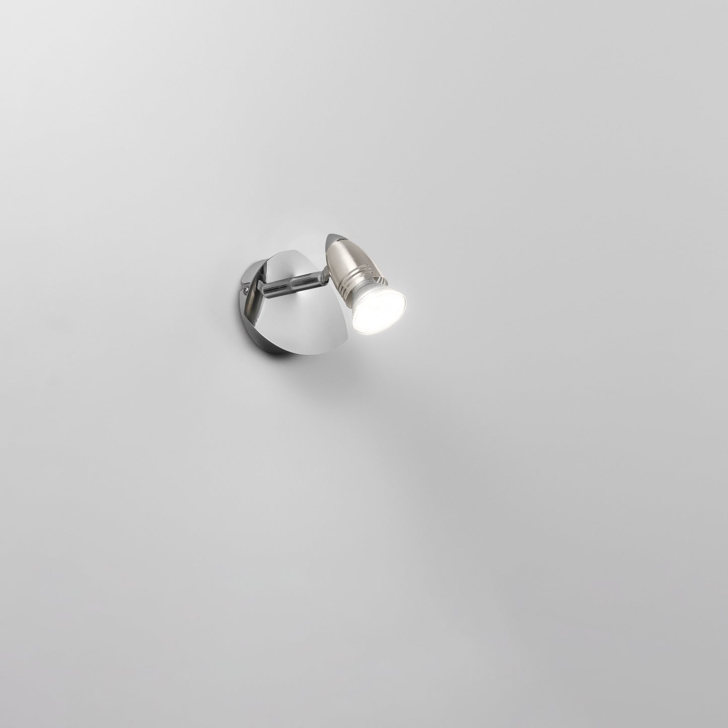 Spot SUNNY in metallo nichel con punto luce orientabile e lampadina inclusa