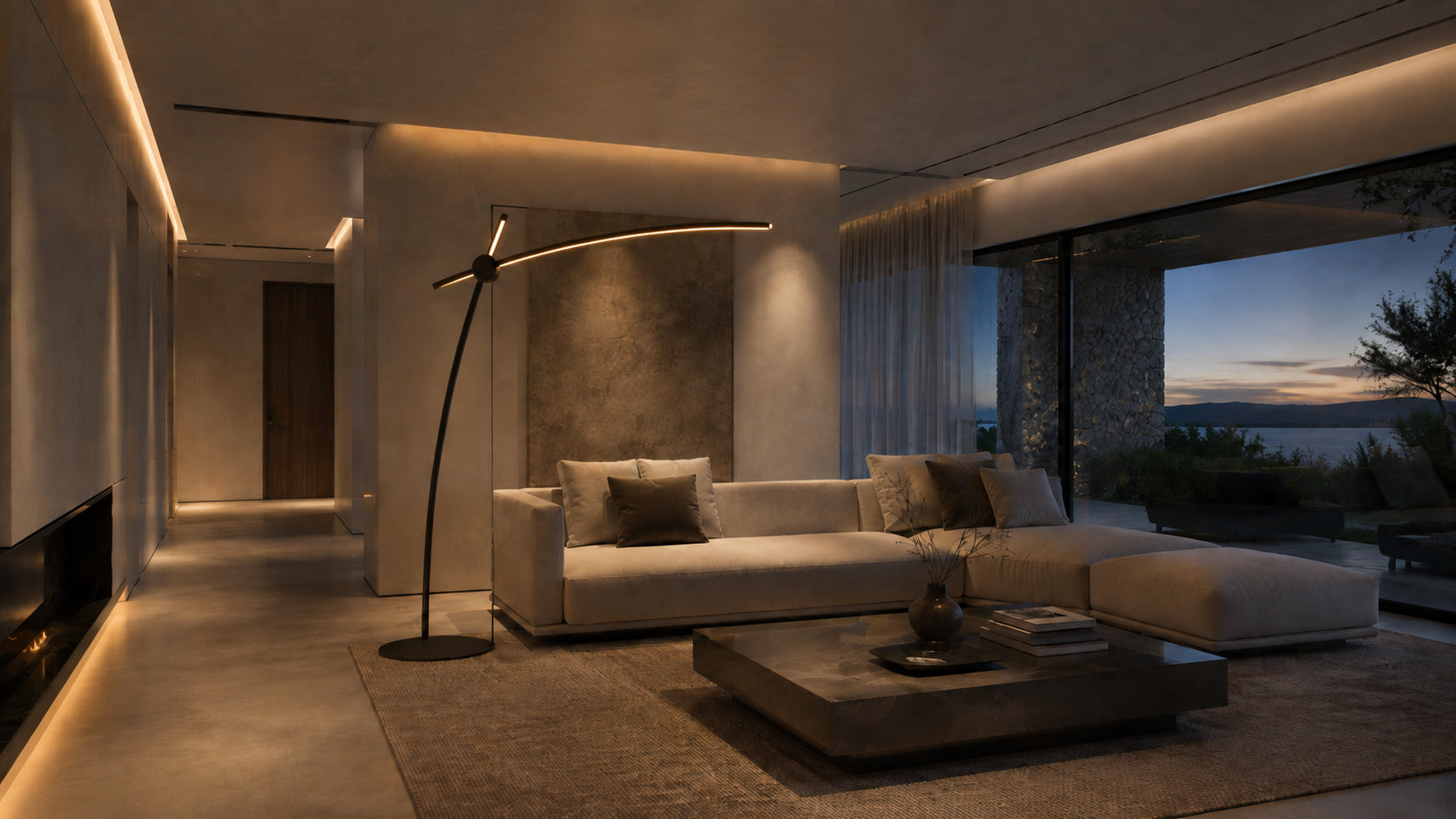 Render di un soggiorno illuminato la sera: taglio di luce perimetrale, lampada ad arco e vista sul mare